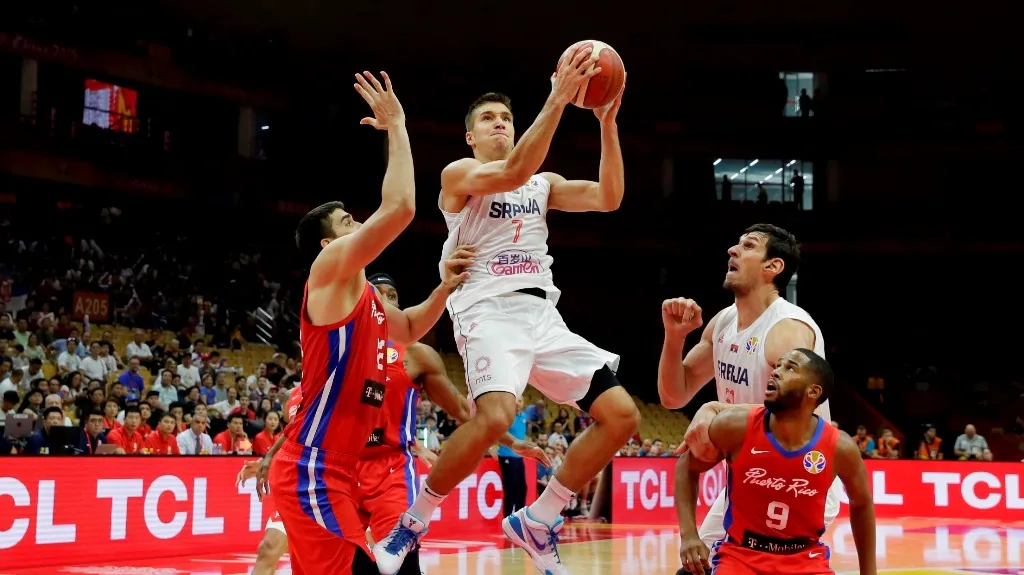 Bogdan Bogdanovič ze Srbska střílí na koš v duelu s Portorikem