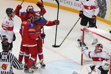 Hokejisté Ruska se radují z gólu v síti Švýcarska