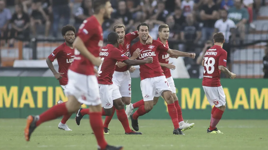 Fotbalisté Spartaku Moskva se radují z gólu