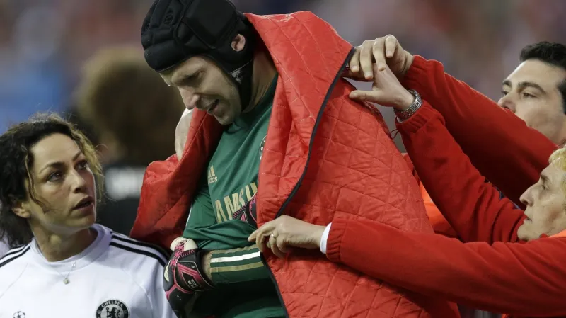 Petr Čech s vykloubeným ramenem při utkání s Atlétikem