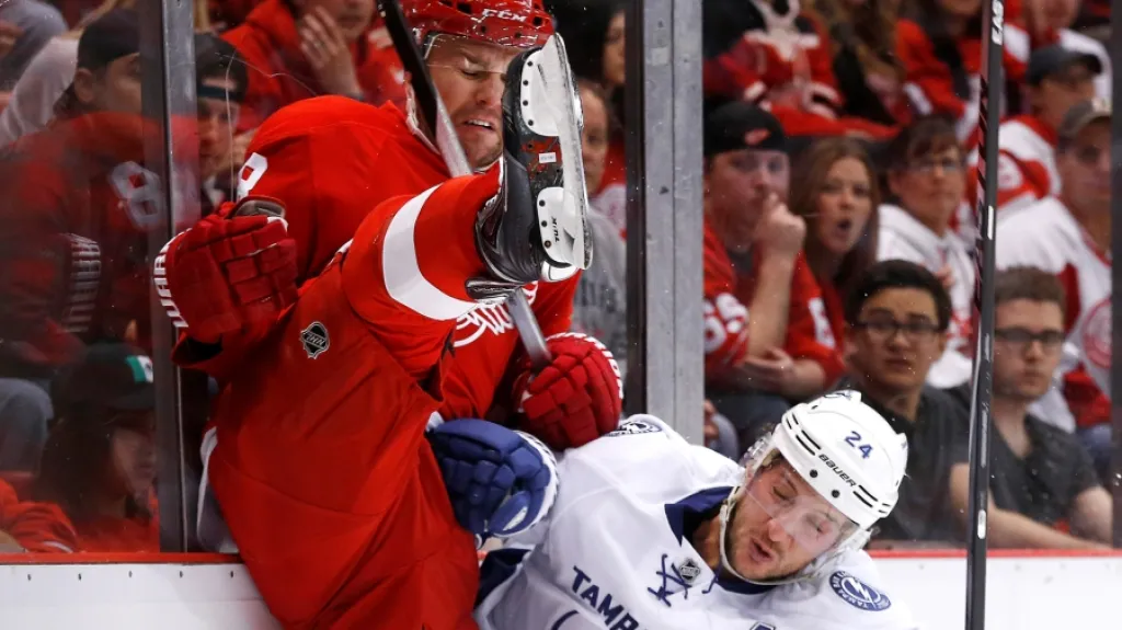 Marek Židlický v souboji s Ryanem Callahanem