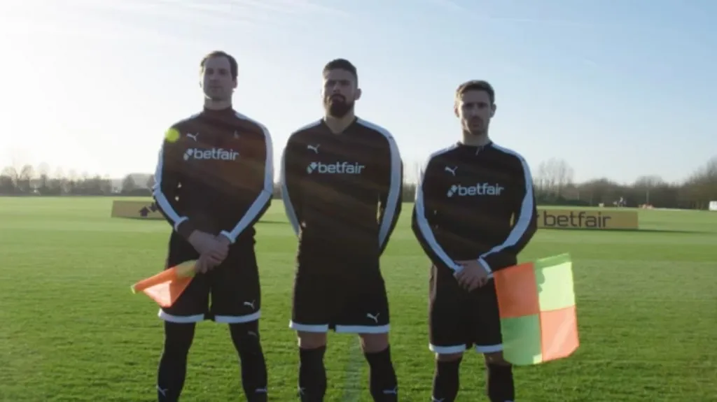 Fotbalisté Čech, Giroud a Monreal jako rozhodčí