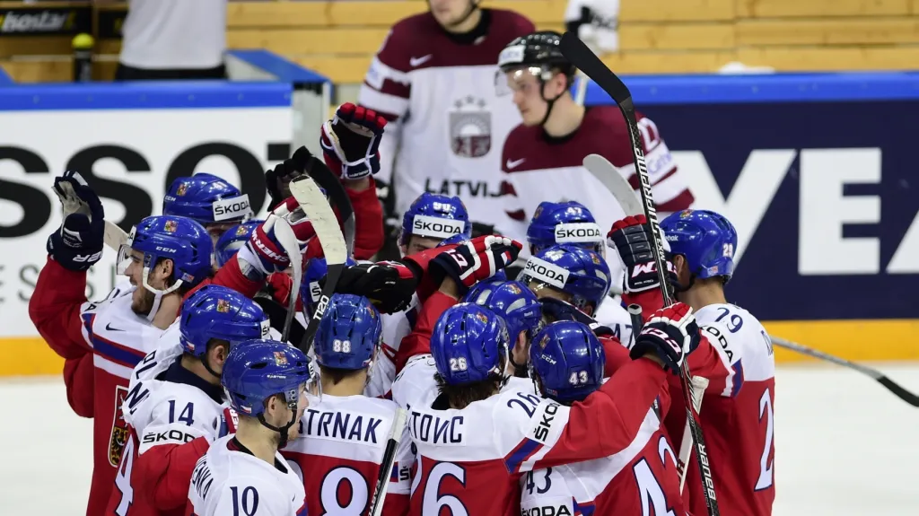 Čeští hokejisté slaví vítězství nad Lotyšskem