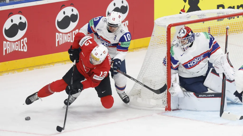 Souboj Nica Hischiera a Matthiase Norsteboa před norskou brankou