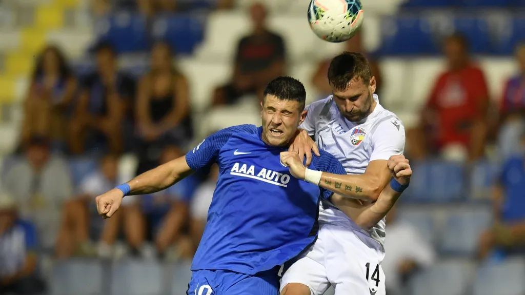 Radim Řezník hlavičkuje proti Imadu Rondičovi