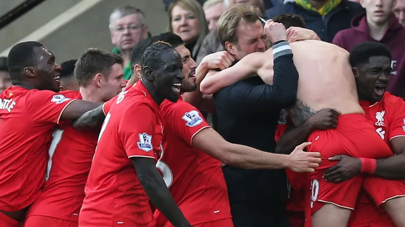 Trenér Jürgen Klopp slaví se svými svěřenci z Liverpoolu vítěznou branku v síti Norwiche