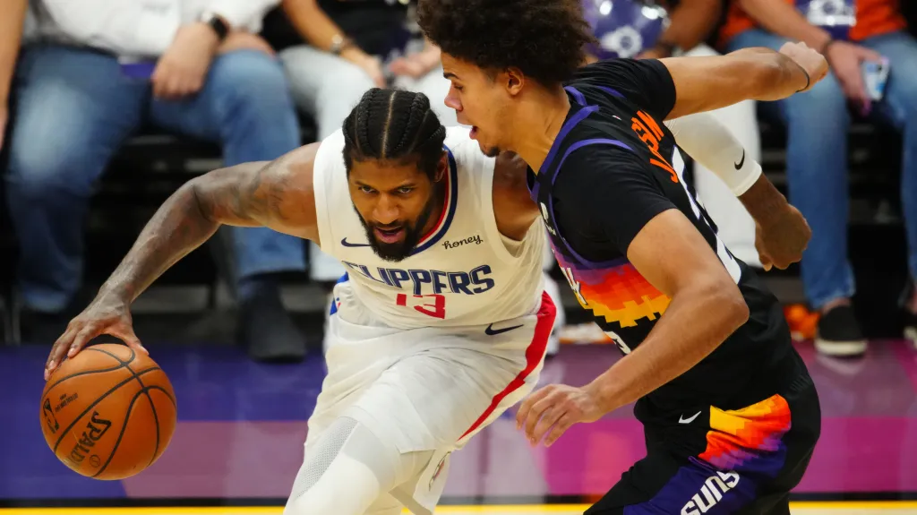 Paul George z LA Clippers v akci proti Phoenixu