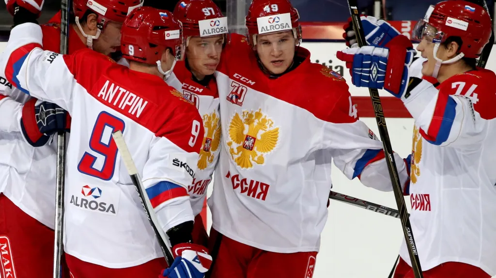 Hokejisté Ruska slaví druhý gól Guseva
