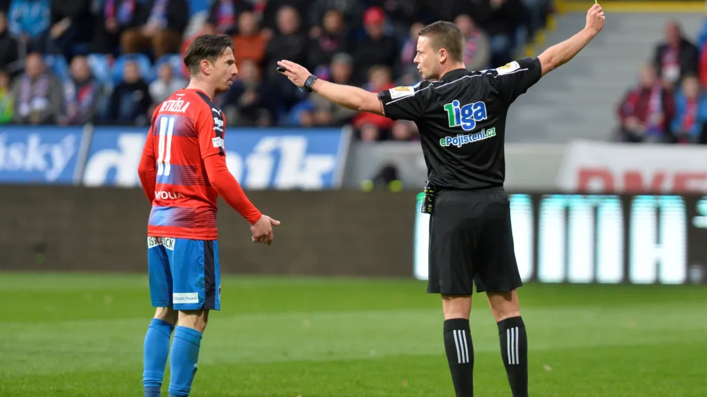 Rozhodčí Pavel Orel v diskuzi s Milanem Petrželou z Plzně