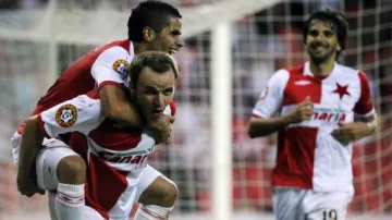 Slávista Šenkeřík se raduje se spoluhráči