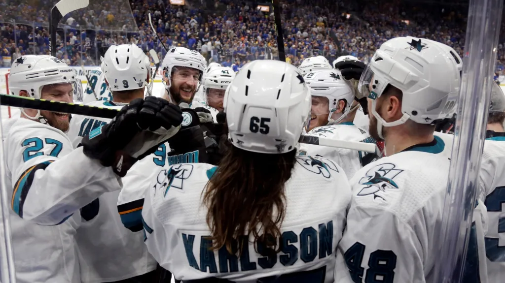 Erik Karlsson slaví se spoluhráči výhru v prodloužení