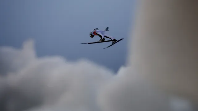 Vítězný skok Domena Prevce na velkém můstku v Klingenthalu