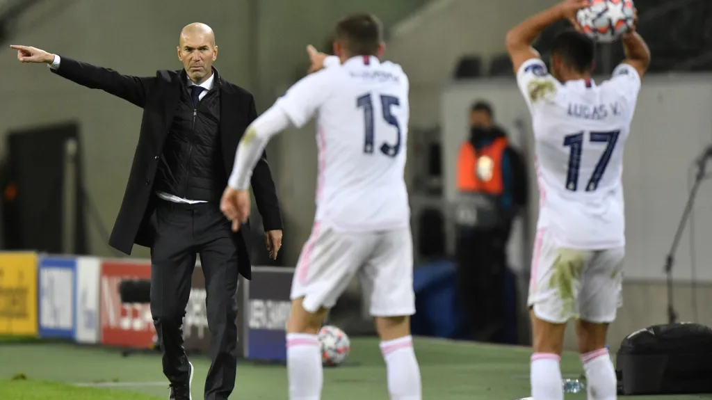 Trenér Realu Zinédine Zidane udílí pokyny v duelu s Mönchengladbachem