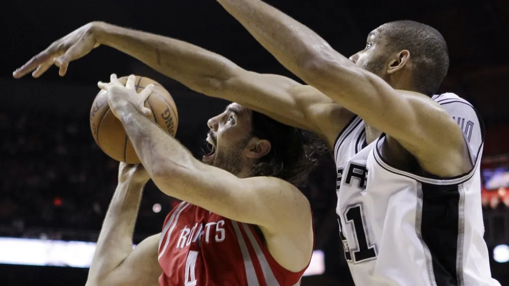 Tim Duncan (vpravo) v utkání s Houstonem