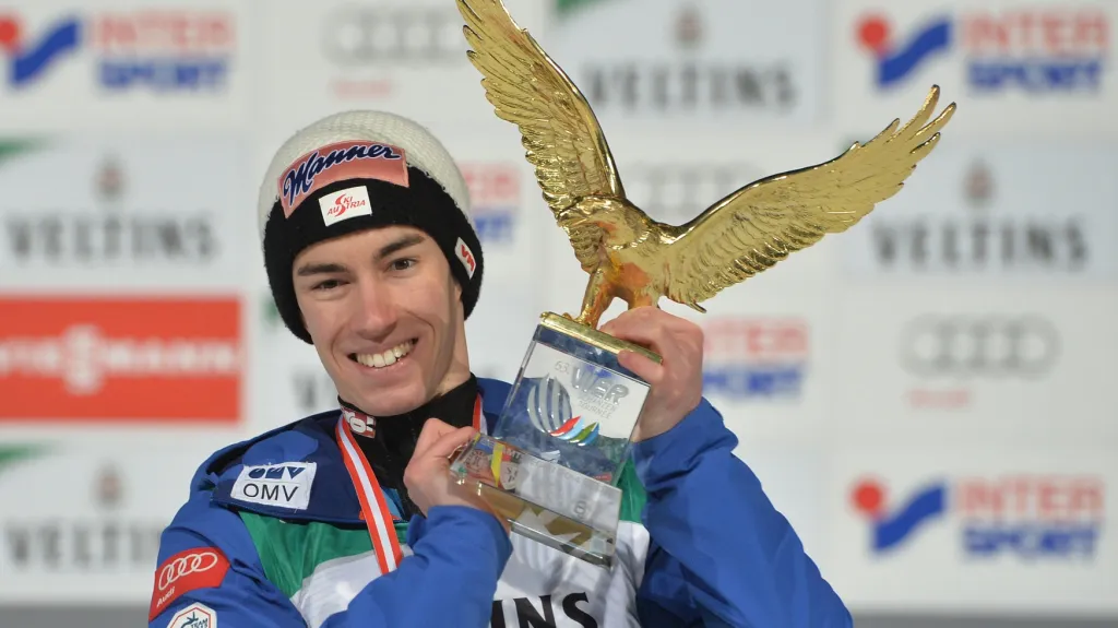Stefan Kraft s trofejí pro vítěze Turné čtyř můstků