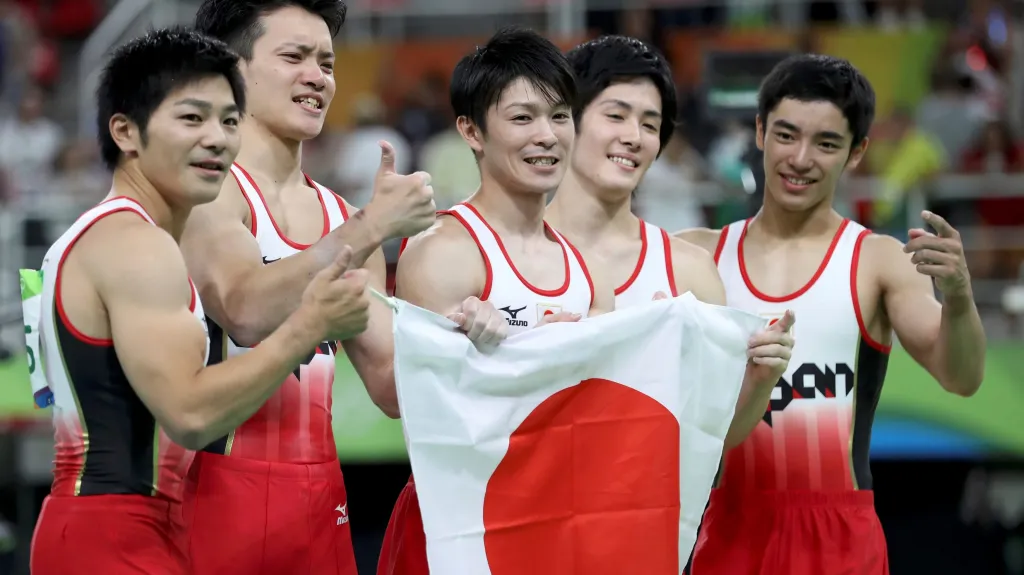 Vítězná japonská pětice sportovních gymnastů