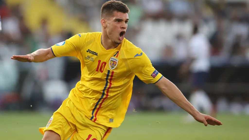Rumun Ianis Hagi slaví gól