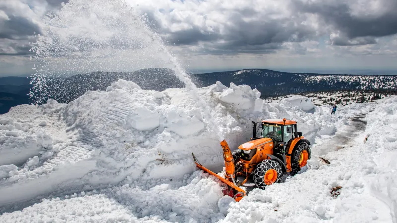 Květen 2022, fréza proráží cestu mezi Výrovkou a Luční boudou