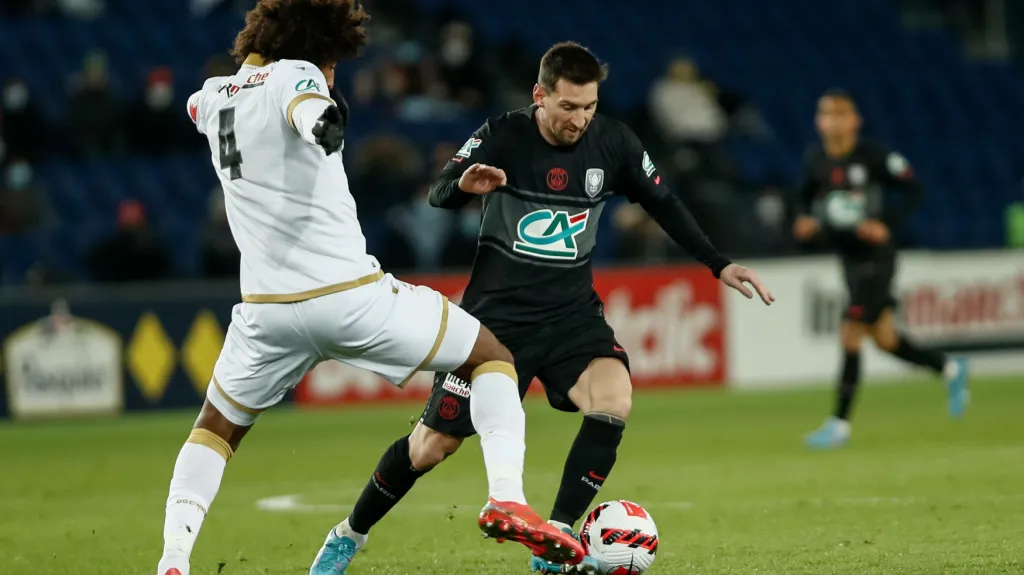 Lionel Messi z PSG v souboji s Dantem z Nice