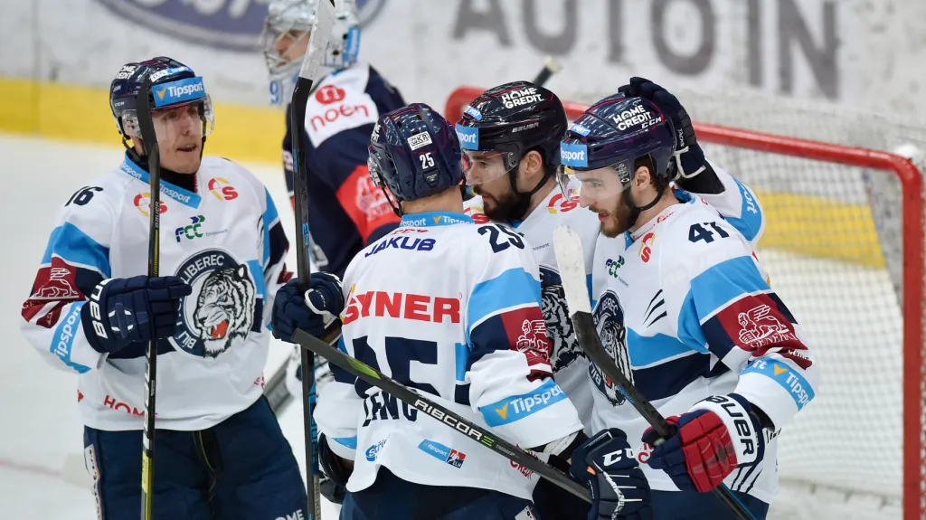 Hokejisté Liberce slaví gól proti Chomutovu 