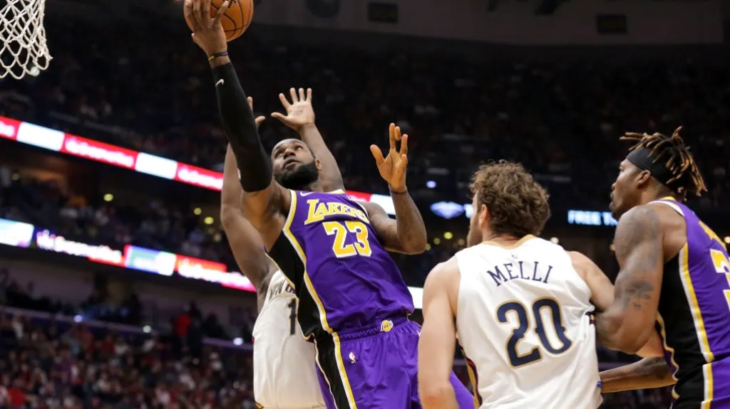 LeBron James z LA Lakers se prosazuje proti obraně New Orleans