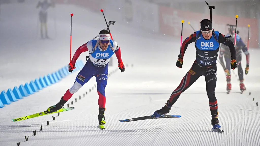 Michal Krčmář a Isak Frey v cílové rovince závodu s hromadným startem
