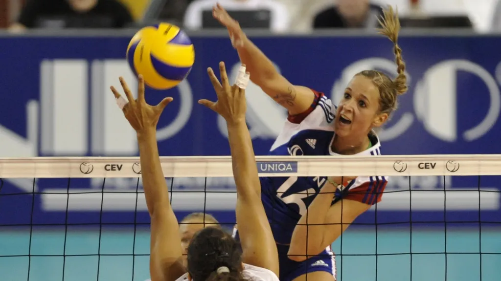 Helena Havelková smečuje