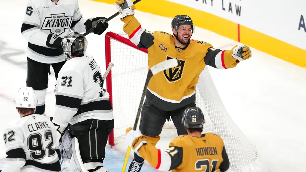 Tomáš Hertl z Vegas se raduje z gólu v síti Davida Ritticha z LA