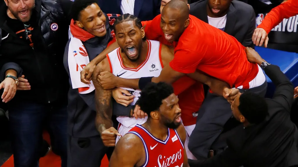 Kawhi Leonard slaví svůj rozhodující koš proti Philadelphii