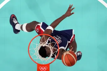 Anthony Edwards z USA posílá míč do koše na Hrách v Paříži