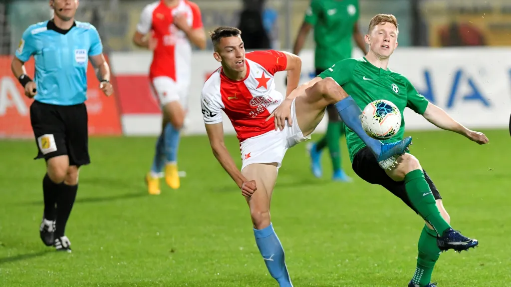 Petar Musa ze Slavie (uprostřed) v utkání proti Příbrami