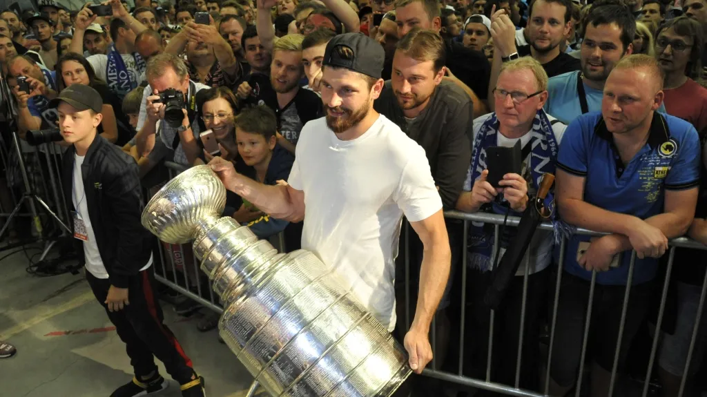 Michal Kempný ukázal fanouškům v Brně Stanley Cup
