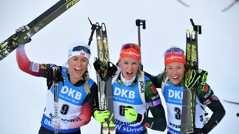 Vítězná Denise Herrmannová, stříbrná Tiril Eckhoffová a Laura Dahlmeierová po stíhačce na MS
