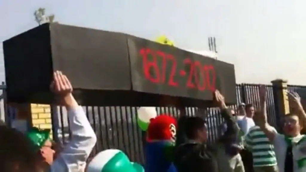 Fanoušci Celtiku s rakví