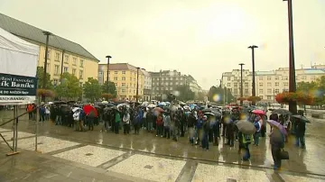 Demonstranti před ostravskou radnicí