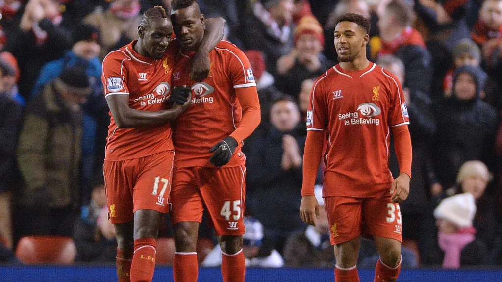 Mario Balotelli (uprostřed) slaví se svými spoluhráči z Liverpoolu vstřelený gól