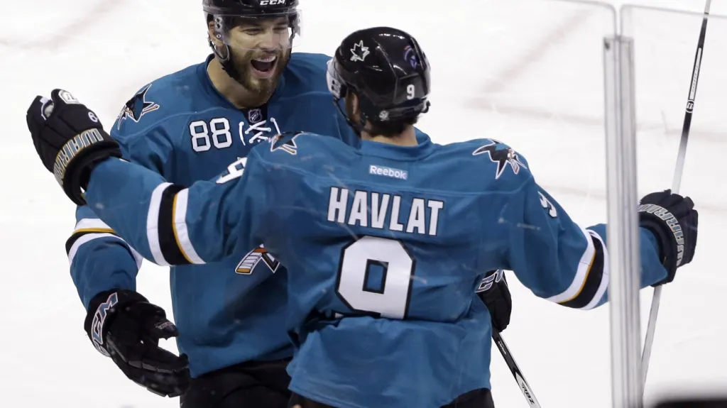 Martin Havlát slaví branku se spoluhráčem ze San Jose Brentem Burnsem