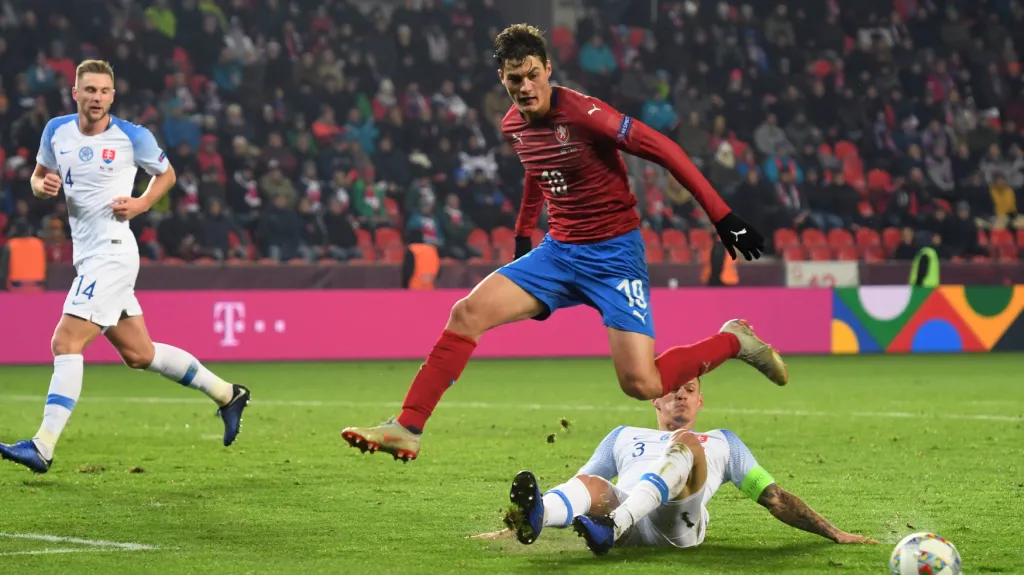 Patrik Schick v souboji se slovenskými obránci