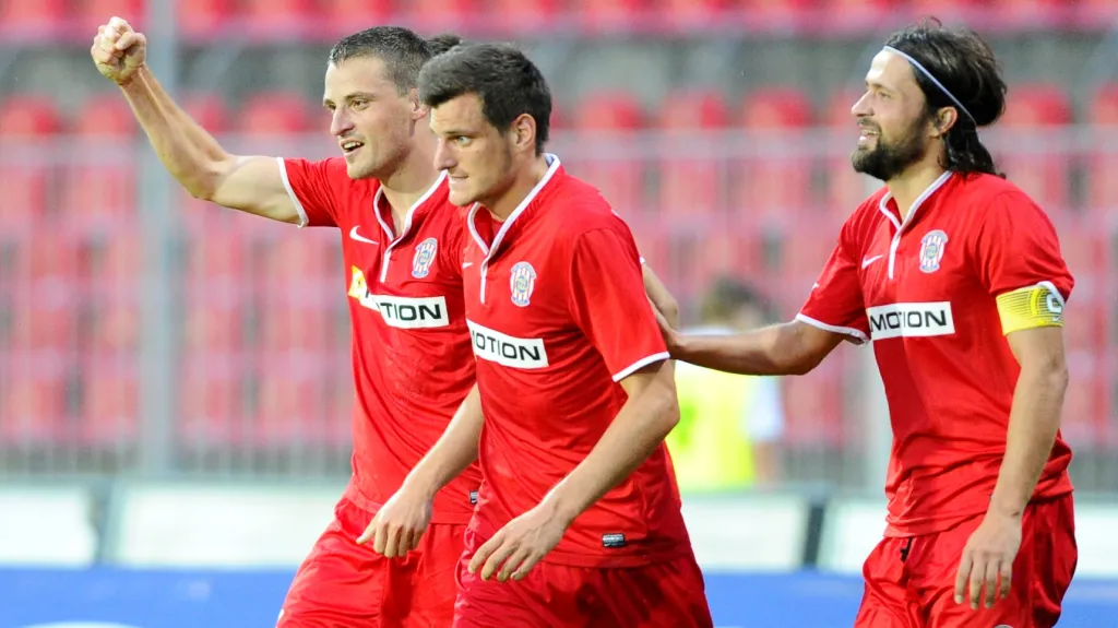 Slavící fotbalisté Zbrojovky Brno