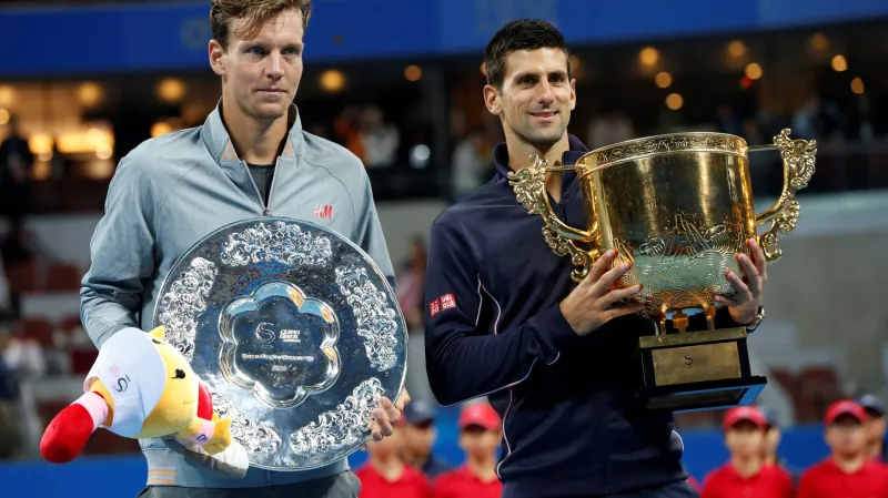 Tomáš Berdych (vlevo) a vítězný Novak Djokovič po finále turnaje v Pekingu