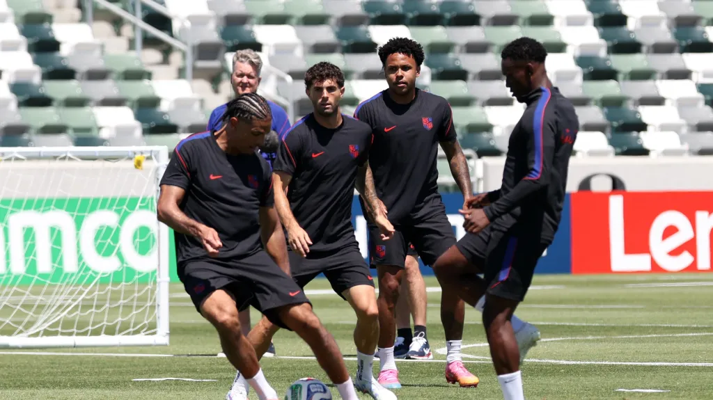 Američtí fotbalisté během tréninku