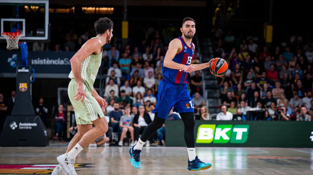 Tomáš Satoranský (vpravo) v barcelonském dresu