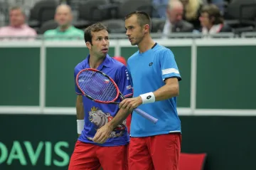 Radek Štěpánek s Lukášem Rosolem v zápase Davis Cupu