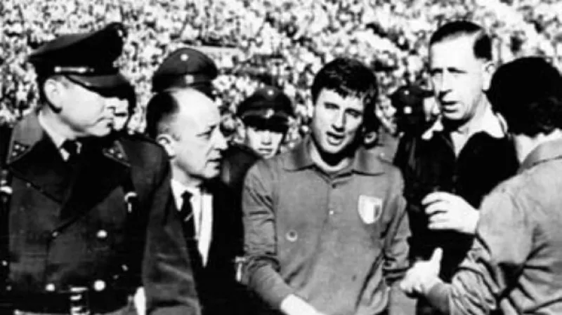 Giorgio Ferrini opouští hřiště v doprovodu policie