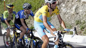 Rafal Majka, Leopold König a Vincenzo Nipali při závěrečném stoupání 13. etapy