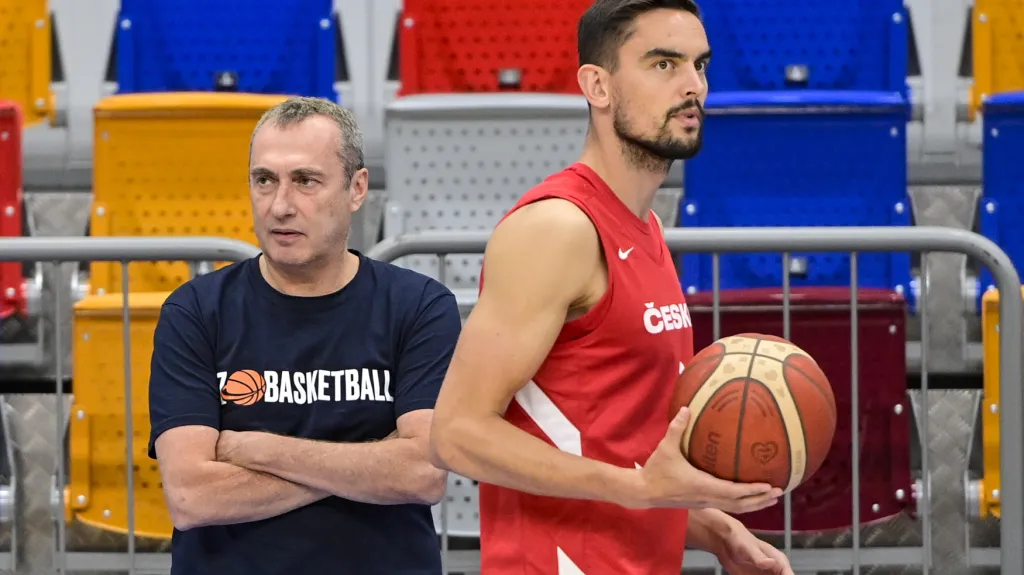 Kouč českých basketbalistů Ronen Ginzburg a Tomáš Satoranský