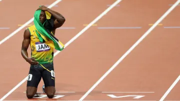 Usain Bolt v cíli štafety na 4x100 m