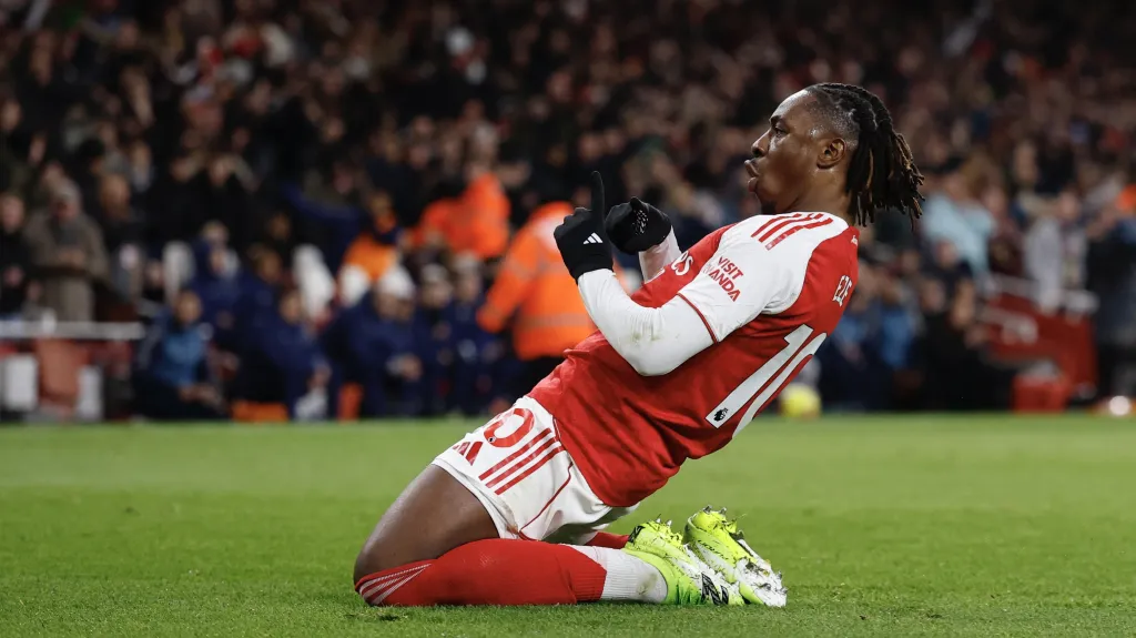 Eberechi Eze z Arsenalu se raduje z gólu