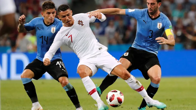 Diego Godín z Uruguaye v souboji s Cristianem Ronaldem z Portugalska