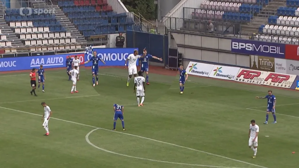 Jean-David Beauguel gestikuluje k fanouškům Sigmy